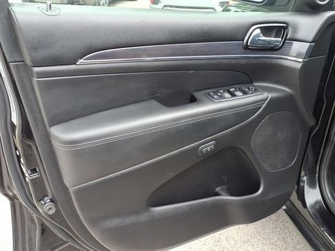 Used 2019 Jeep Grand Cherokee Overland AWD/4WD image 16
