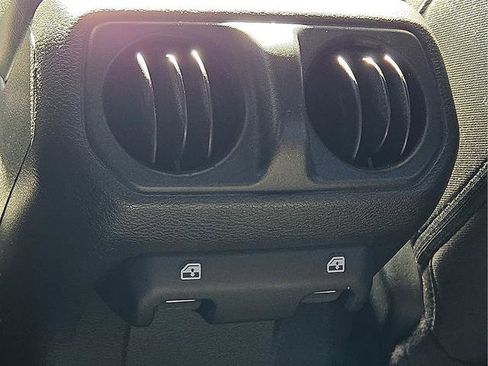 Used 2023 Jeep Gladiator Sport AWD/4WD image 11