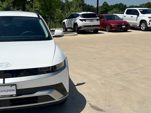 New 2025 Hyundai Ioniq 5 SEL image 3