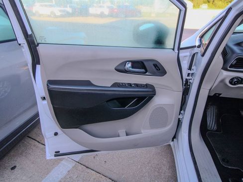 Used 2024 Chrysler Pacifica Touring-L FWD image 11