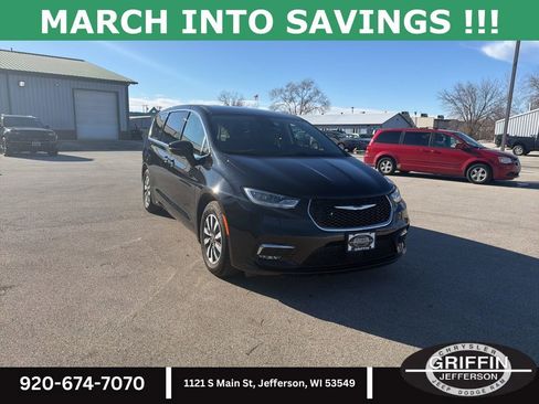 Used 2024 Chrysler Pacifica Select image 4