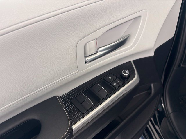 Used 2026 Toyota Sienna AWD image 17