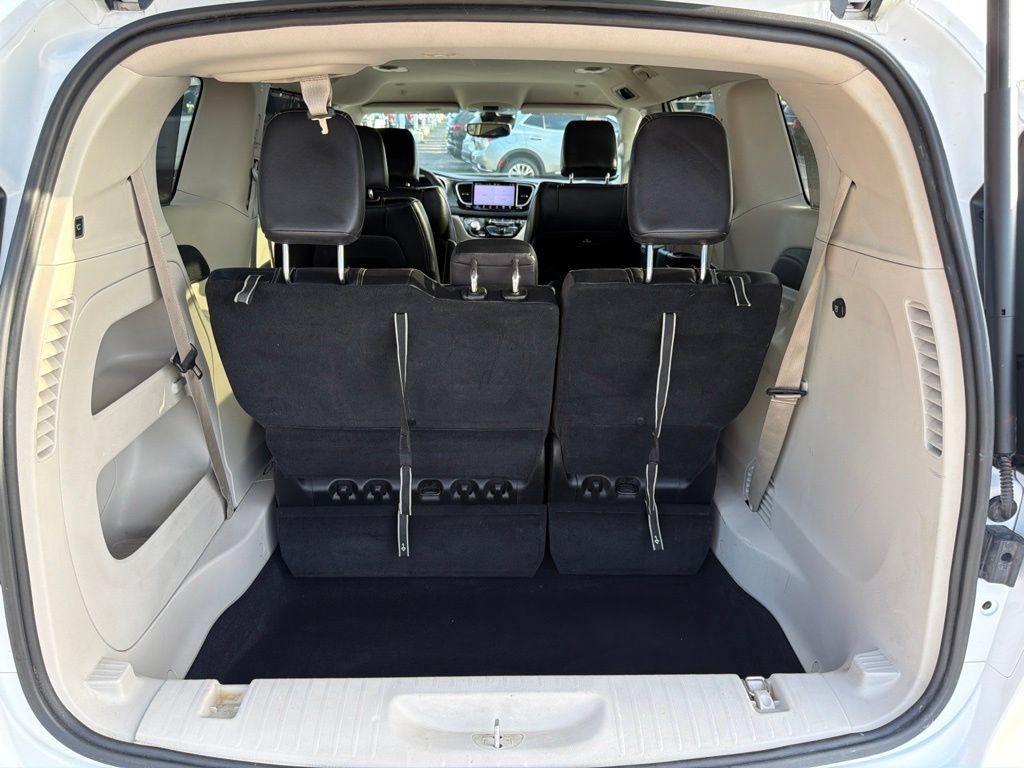 Used 2022 Chrysler Pacifica Touring-L FWD image 12
