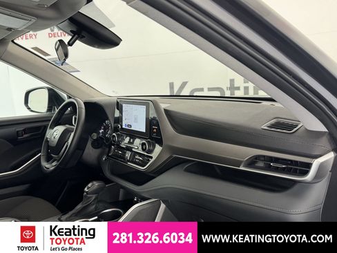 Used 2025 Toyota Highlander LE FWD image 21