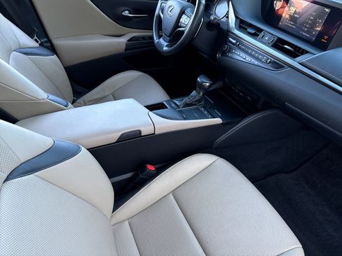 Used 2019 Lexus ES 350 350 w/ Accessory Package image 18