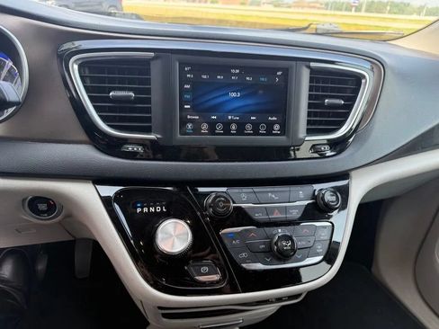 Used 2019 Chrysler Pacifica Touring-L FWD image 15
