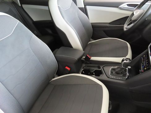 New 2025 Volkswagen Taos SE image 27