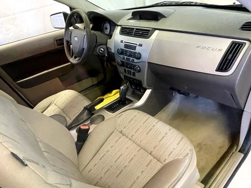Used 2010 Ford Focus SE image 13