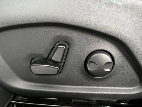 Used 2025 Jeep Compass Limited image 33