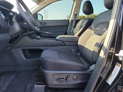 Used 2025 Nissan Pathfinder SV w/ SV Premium Package image 17