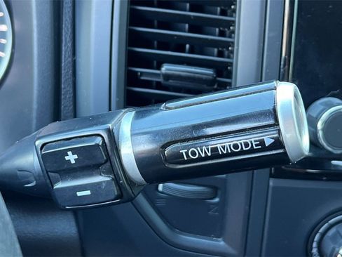 Used 2022 Nissan Titan SV image 24