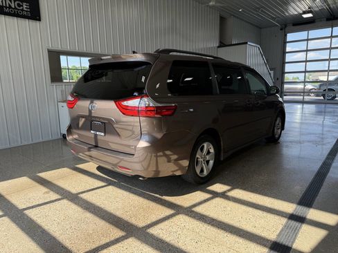 Used 2018 Toyota Sienna LE FWD image 4