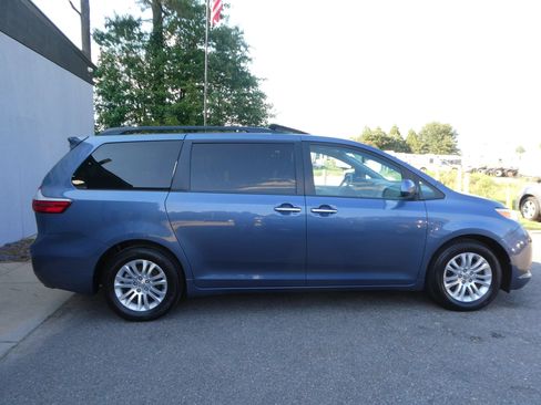 Used 2015 Toyota Sienna XLE FWD image 4