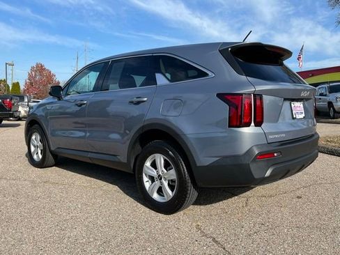Used 2023 Kia Sorento LX image 3
