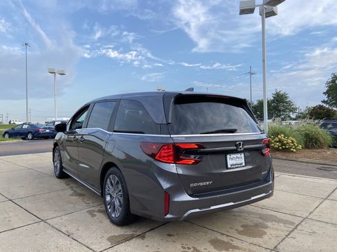 New 2026 Honda Odyssey Touring image 8