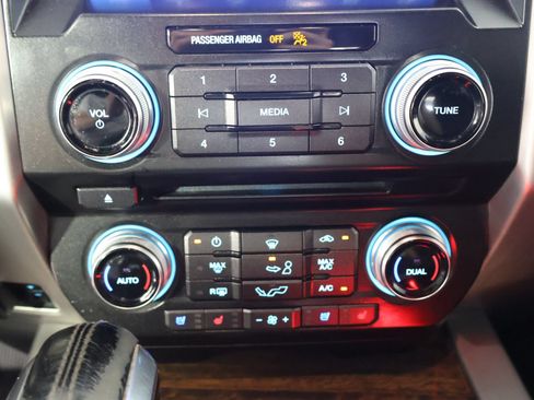 Used 2015 Ford F150 Platinum w/ Equipment Group 701A Luxury AWD/4WD image 43