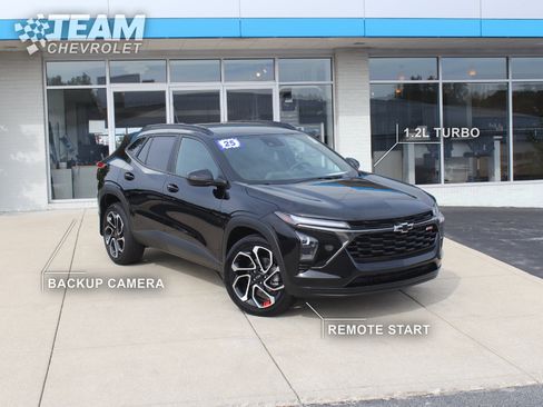 Used 2025 Chevrolet Trax RS FWD image 2