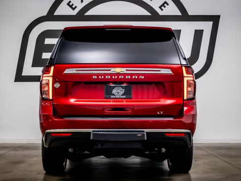 Used 2022 Chevrolet Suburban LT w/ Luxury Package image 10