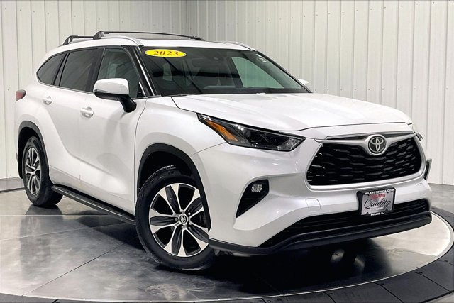 Used 2023 Toyota Highlander XLE AWD/4WD image 3