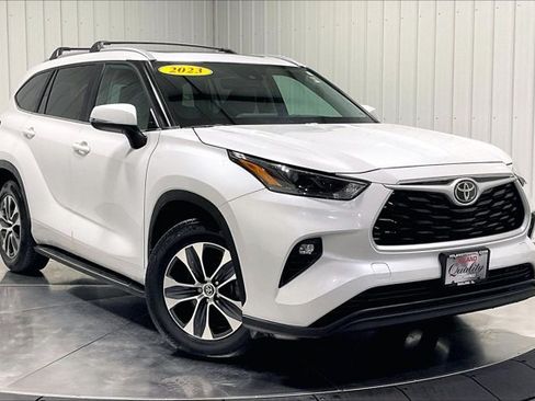 Used 2023 Toyota Highlander XLE AWD/4WD image 3
