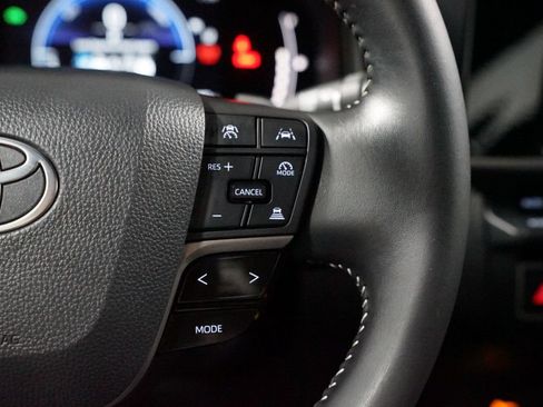 Used 2025 Toyota Camry SE FWD image 13