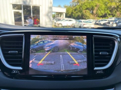 Used 2025 Chrysler Pacifica Select image 22