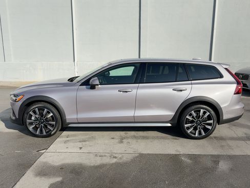 Certified 2026 Volvo V60 B5 Cross Country Ultra image 2
