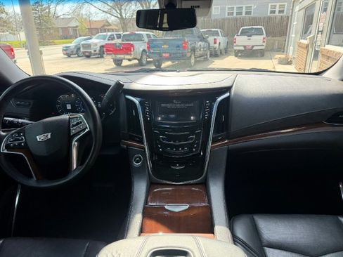 Used 2017 Cadillac Escalade ESV Premium Luxury image 27