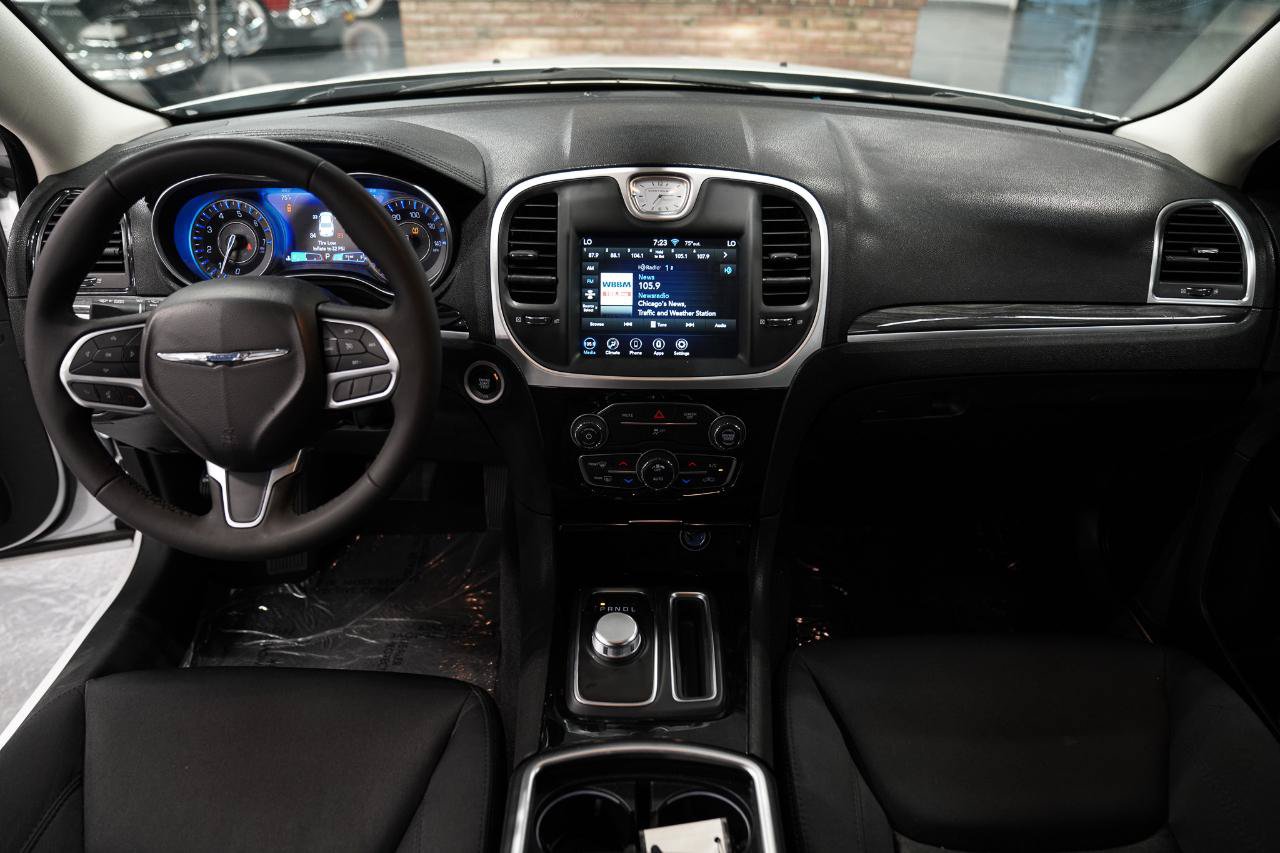 Used 2023 Chrysler 300 Touring w/ Sport Appearance Package RWD image 29