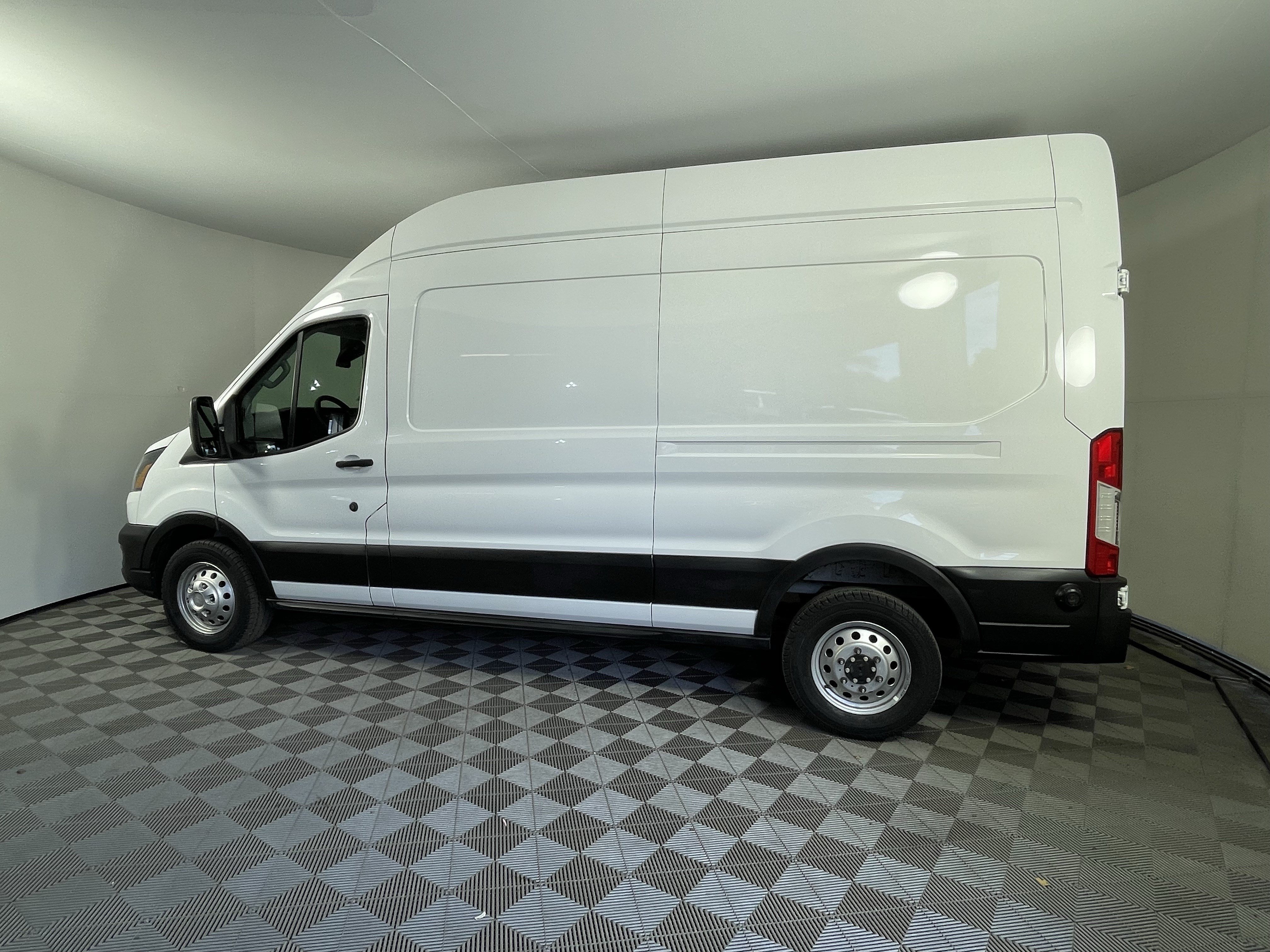Used 2025 Ford Transit 250 148 High Roof AWD image 2