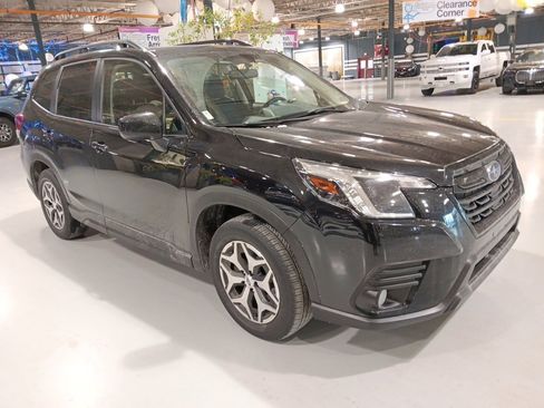 Used 2023 Subaru Forester Premium image 4