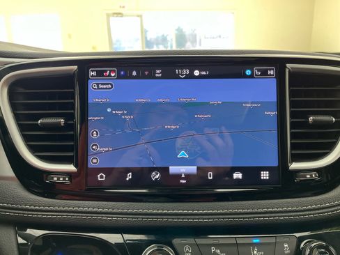 Used 2025 Chrysler Pacifica Limited FWD image 35