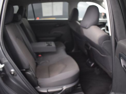 Used 2022 Toyota Highlander LE image 11