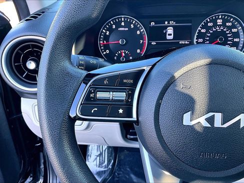 Used 2022 Kia Forte LXS w/ LXS Technology Package image 18
