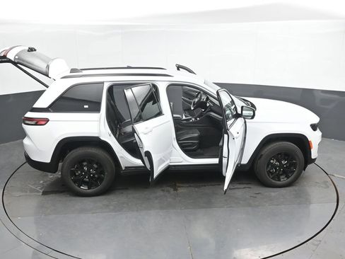 Used 2025 Jeep Grand Cherokee Altitude AWD/4WD image 49