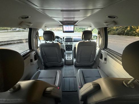 Used 2014 Volkswagen Routan SE image 18