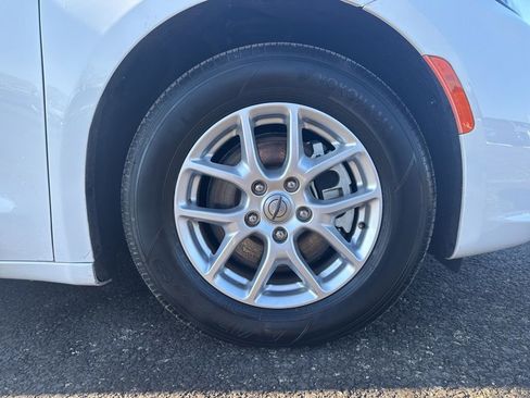 Used 2023 Chrysler Pacifica Touring-L image 33