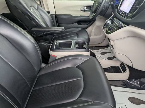 Used 2023 Chrysler Pacifica Touring-L FWD image 33