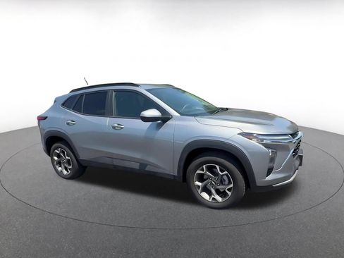 Used 2025 Chevrolet Trax LT FWD image 2