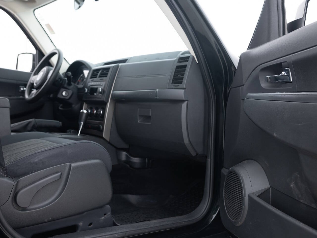 Used 2012 Jeep Liberty Sport AWD/4WD image 30