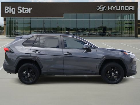 Used 2022 Toyota RAV4 XLE AWD/4WD image 5