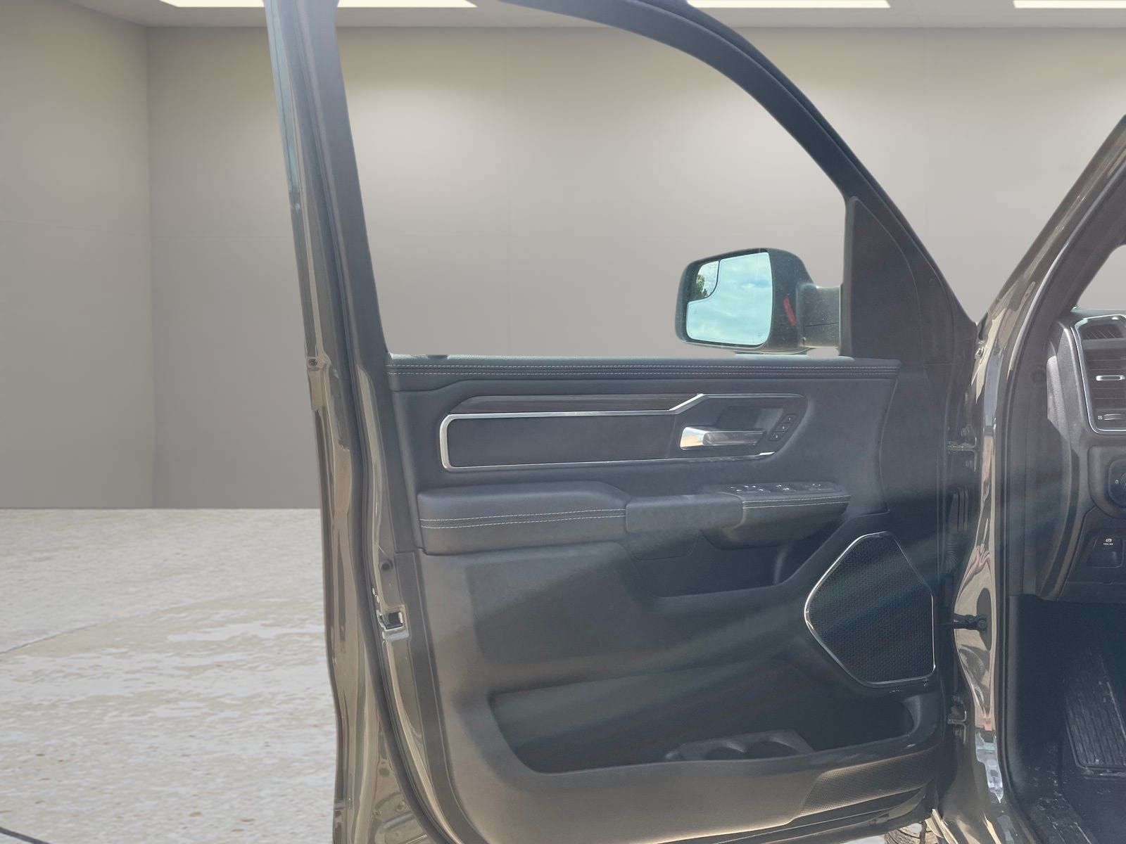Used 2026 RAM 1500 Laramie AWD/4WD image 9
