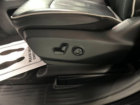 Used 2024 Chrysler Pacifica Limited w/ S Appearance Package FWD image 13