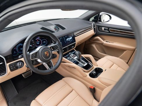 Used 2022 Porsche Cayenne S Platinum image 4