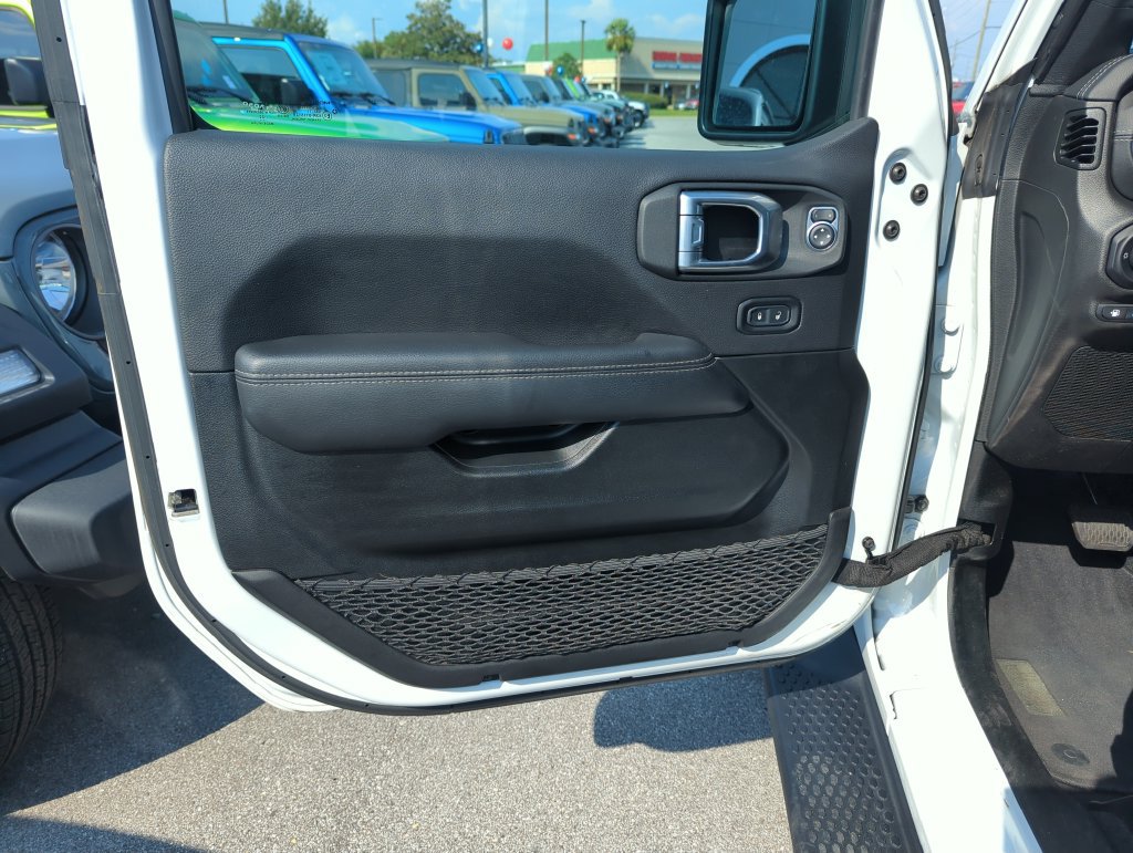 Used 2022 Jeep Wrangler Unlimited Sahara AWD/4WD image 17