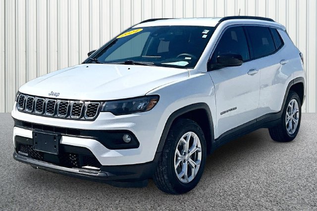 Used 2024 Jeep Compass Latitude AWD/4WD image 2
