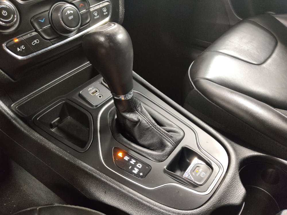 Used 2021 Jeep Cherokee Latitude Plus FWD image 26