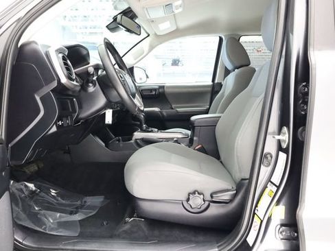Used 2019 Toyota Tacoma SR5 AWD/4WD image 12