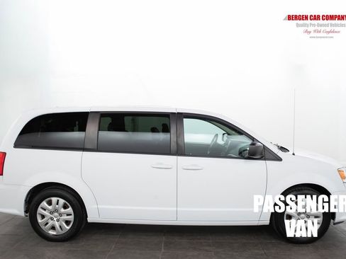 Used 2018 Dodge Grand Caravan SE w/ UConnect Hands-Free Group FWD image 15