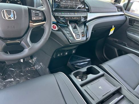 New 2026 Honda Odyssey Touring image 11